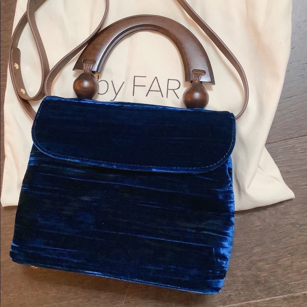 BY FAR
Fiona Crushed Velvet Clutch